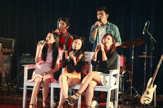 
	
	Nhóm các bạn sinh viên khóa 2010 (Hạ Cuối 2014) - thể hiện liên khúc những bài hát chia tay trường lớp cuối chương trình.